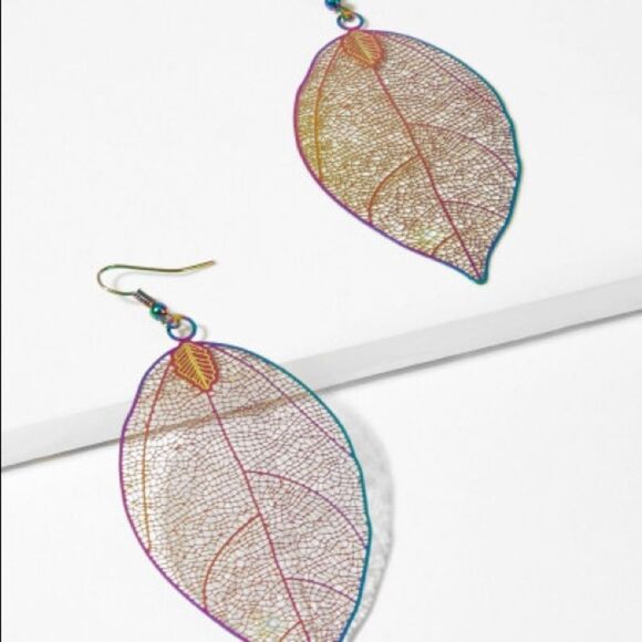 NWT Leaf Shaped Filigree Pierced Earrings - Picture 4 of 5